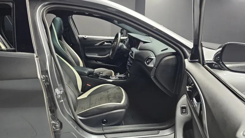 Infiniti Q30