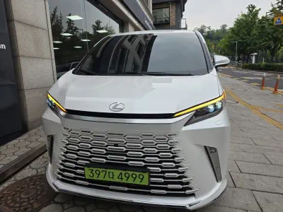 Lexus LM500h