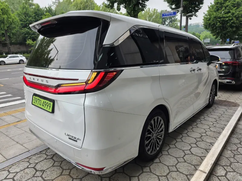 Lexus LM500h