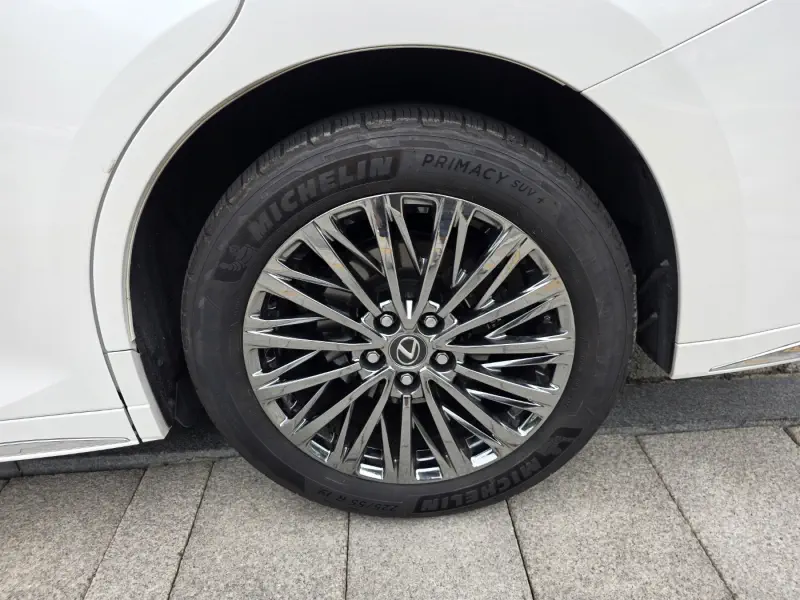 Lexus LM500h