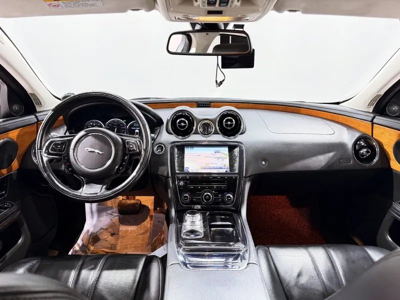 Jaguar XJ