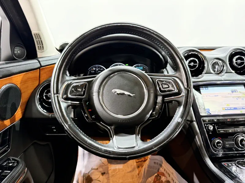 Jaguar XJ