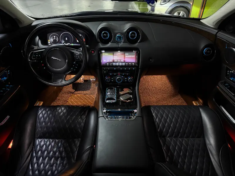 Jaguar XJ