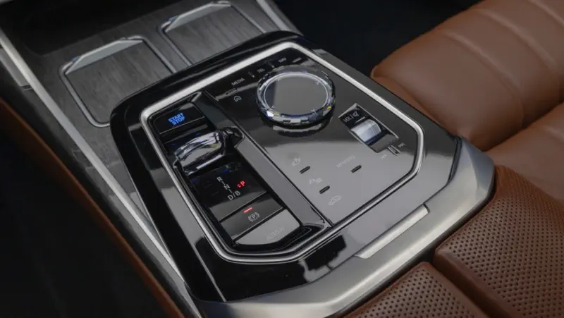 BMW i7