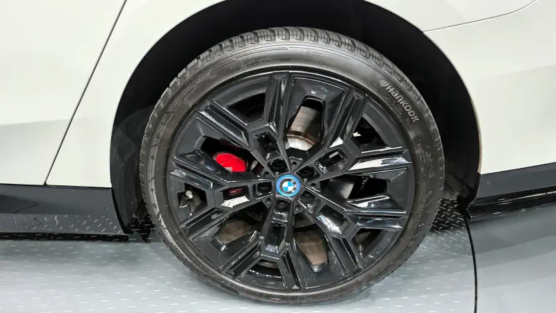 BMW i5