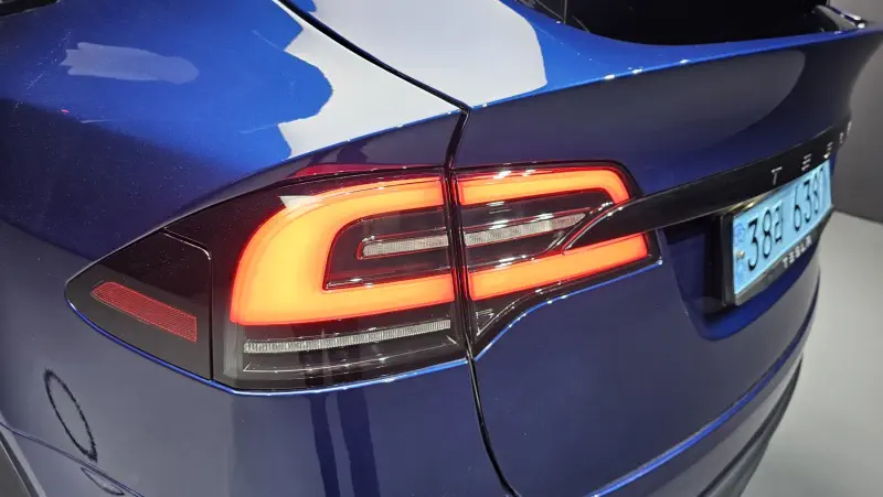 Tesla MODEL X