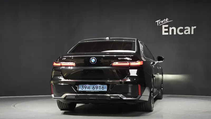 BMW i7