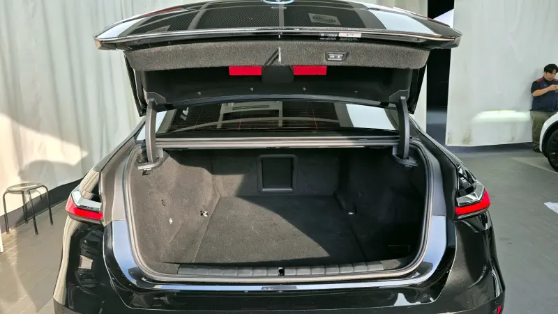 BMW i7