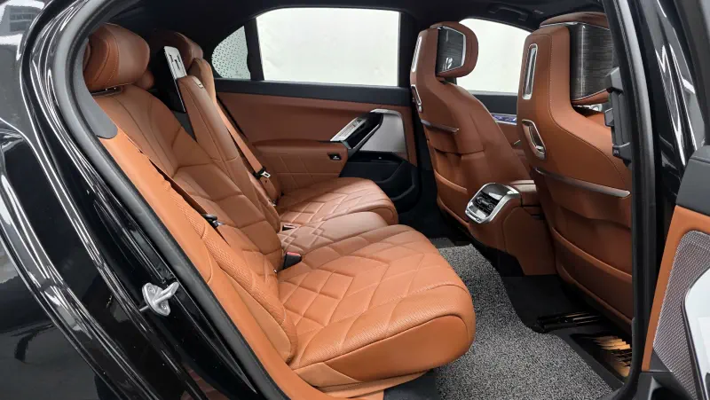 BMW i7