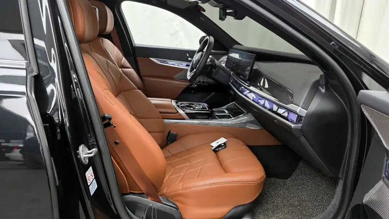 BMW i7