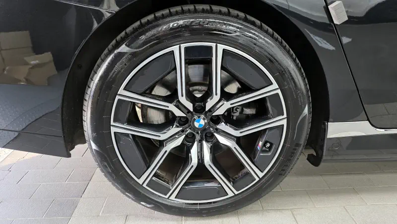 BMW i7