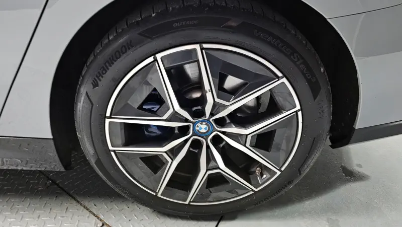 BMW i5