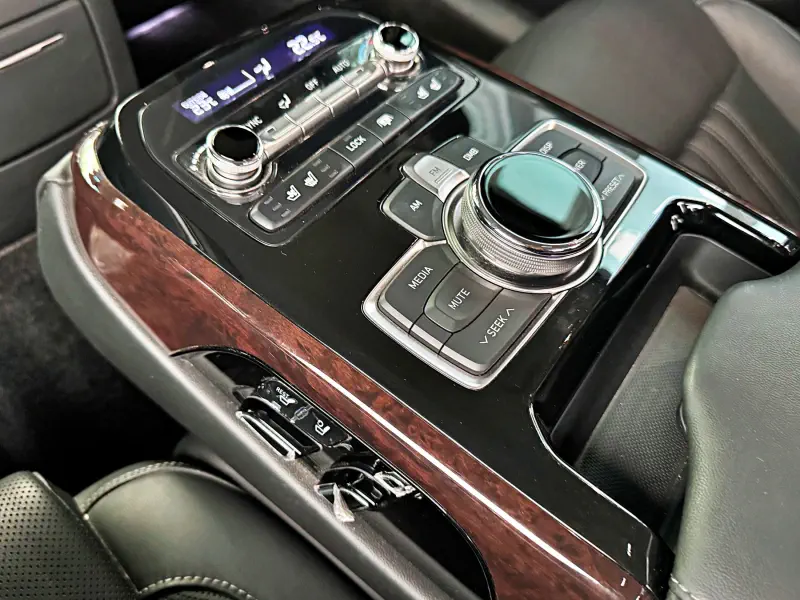 Genesis EQ900