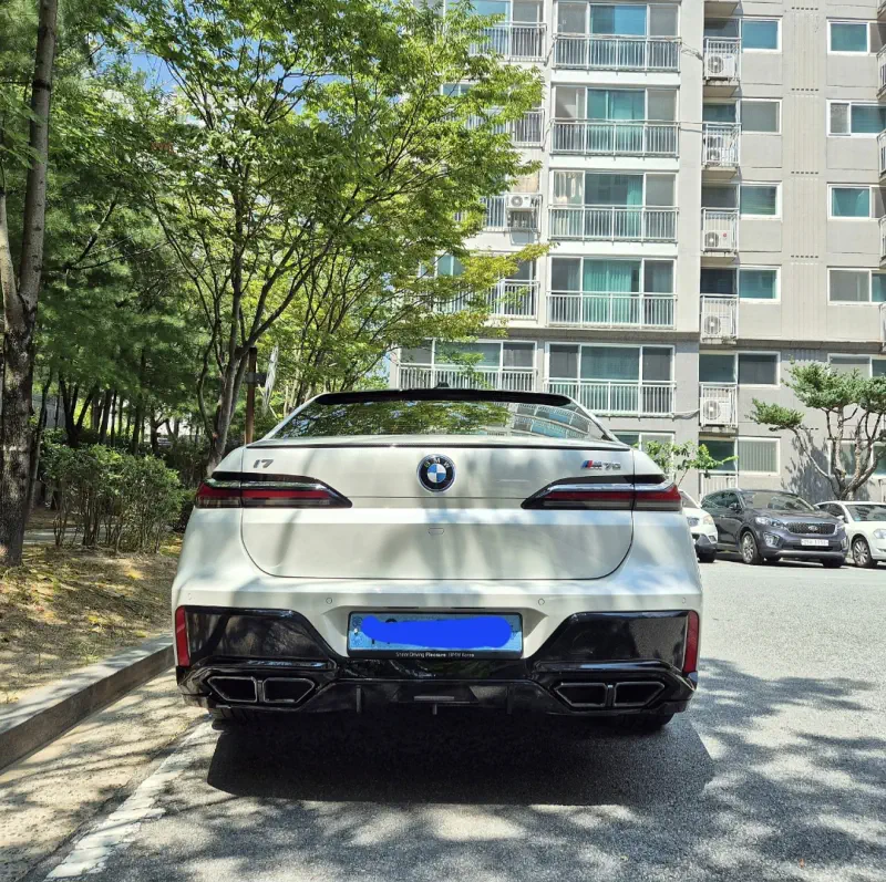 BMW i7