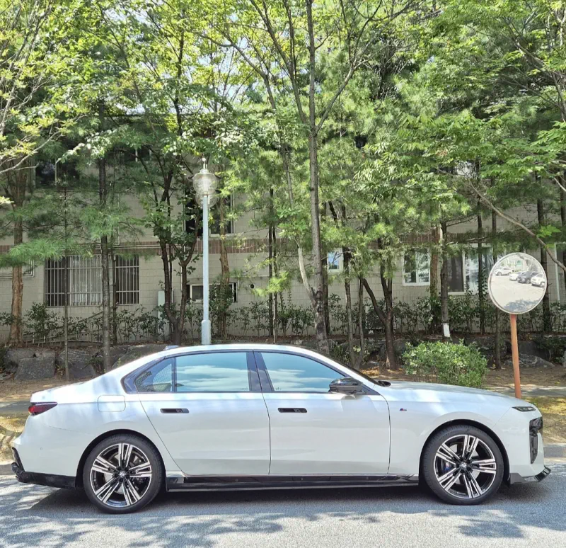 BMW i7