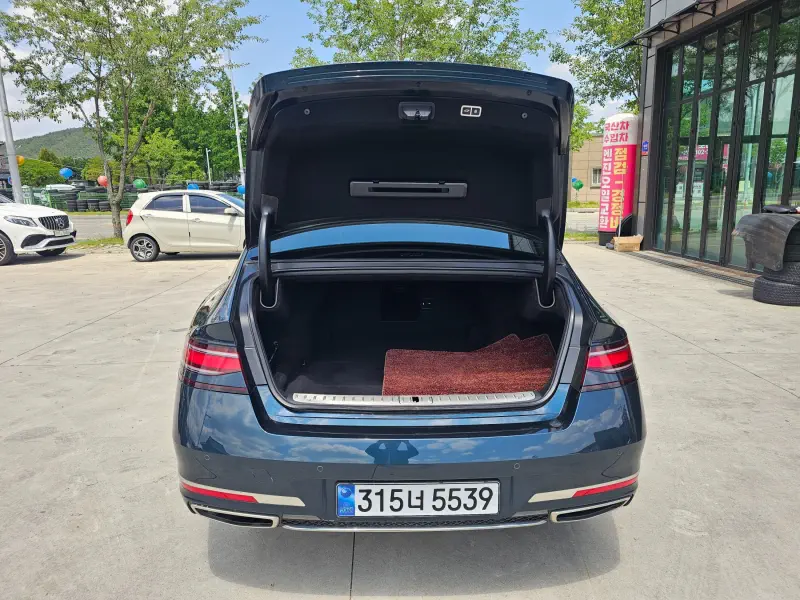 Genesis G90