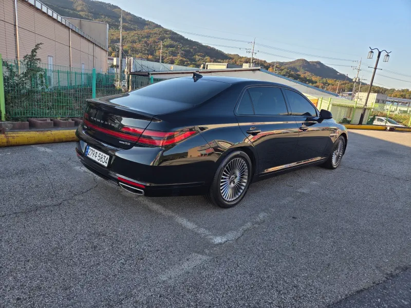 Genesis G90