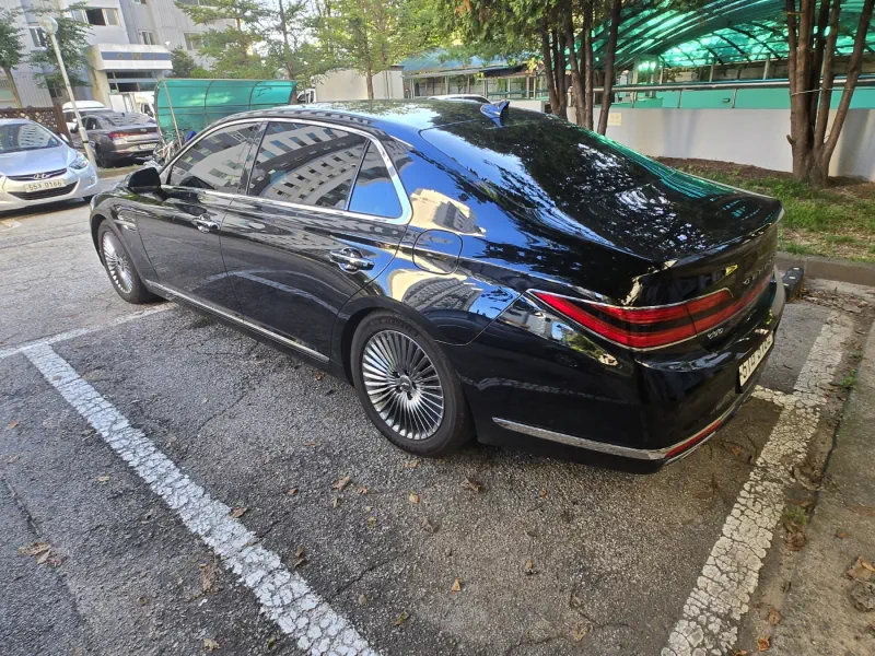 Genesis G90
