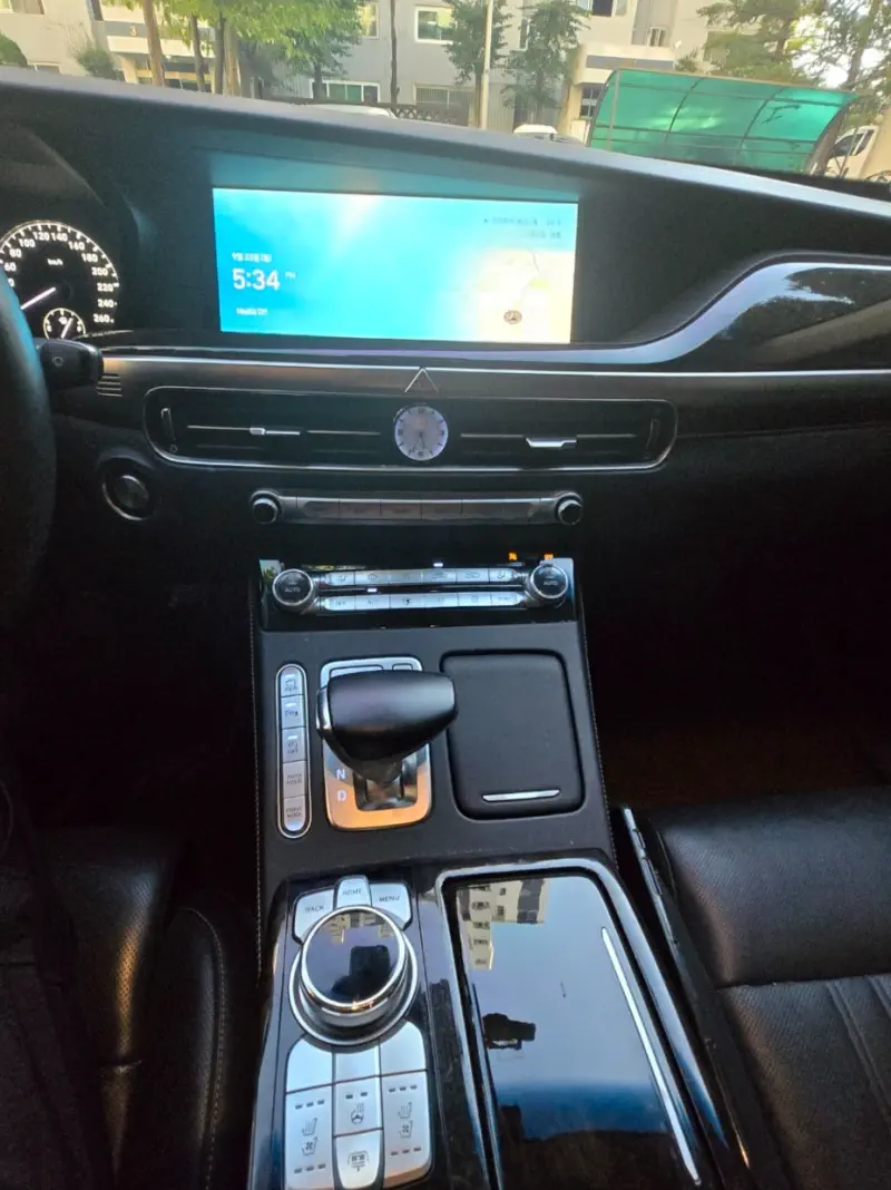 Genesis G90