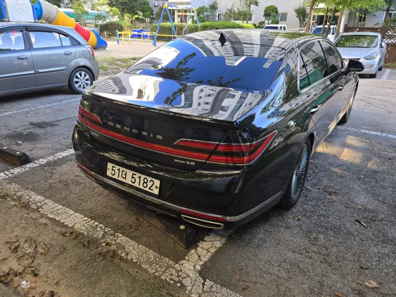 Genesis G90