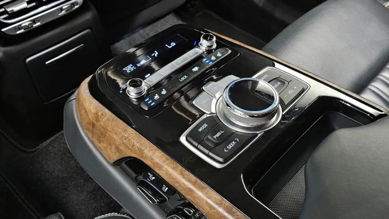 Genesis G90