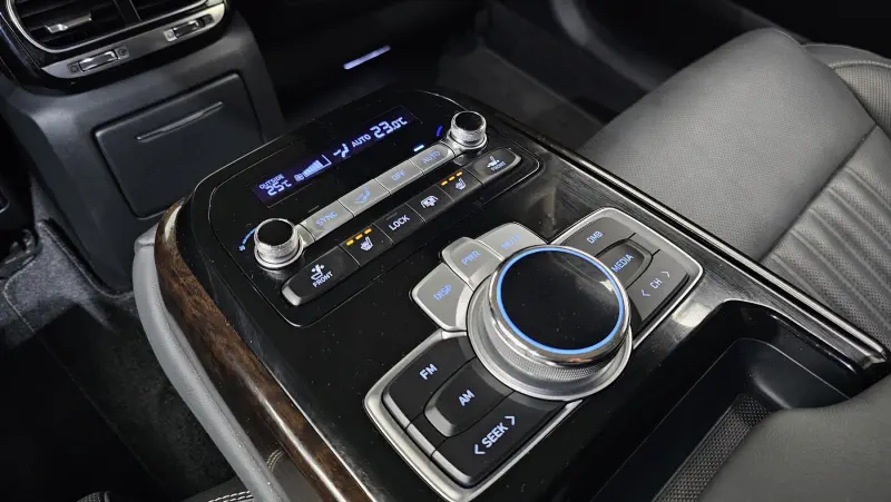 Genesis G90