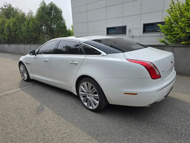 Jaguar XJ