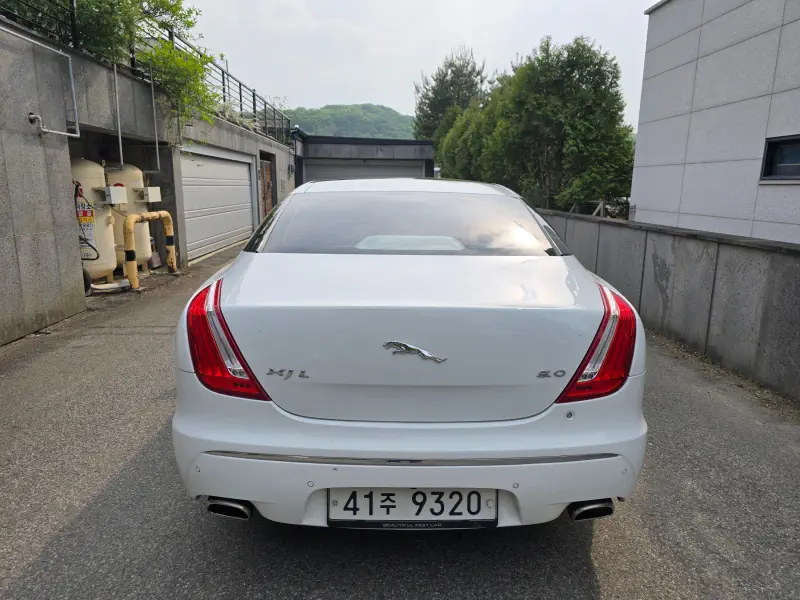 Jaguar XJ
