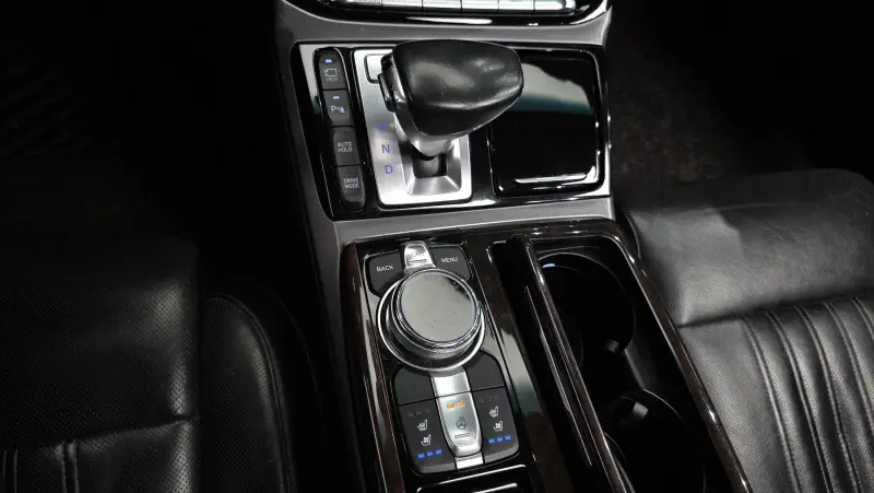 Genesis EQ900