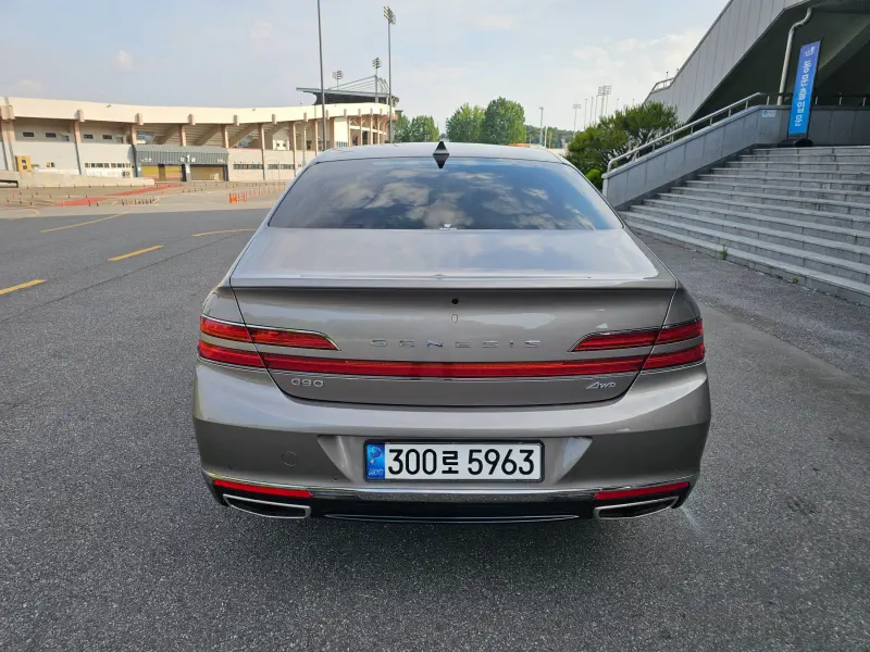 Genesis G90