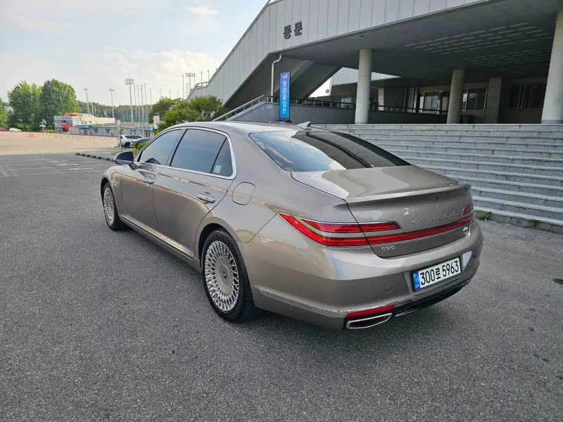 Genesis G90