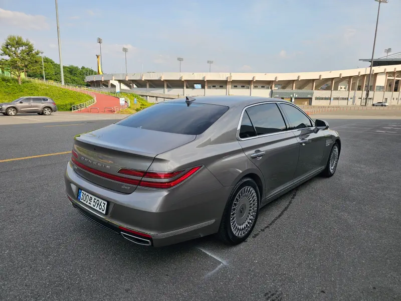 Genesis G90