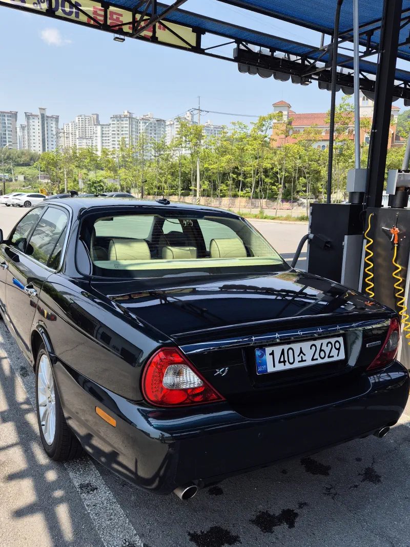 Jaguar XJ