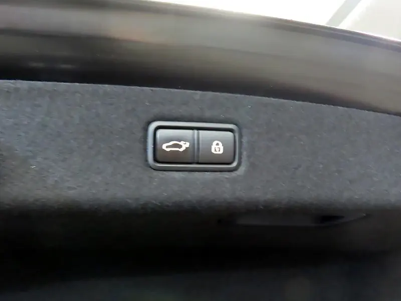 Genesis EQ900