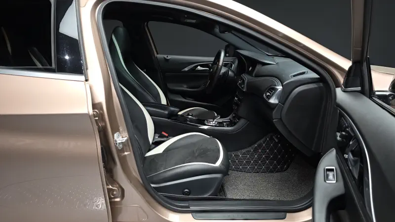 Infiniti Q30