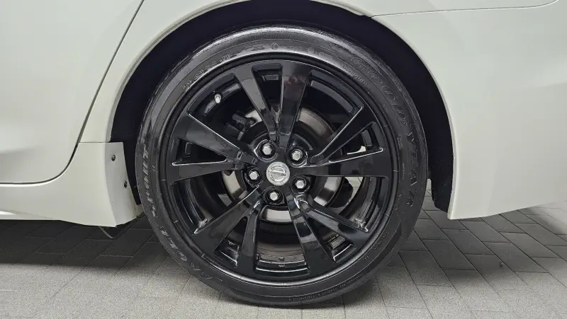 Nissan MAXIMA