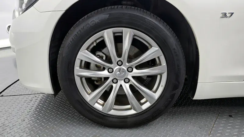 Infiniti Q70