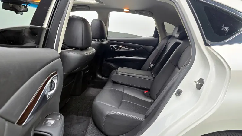 Infiniti Q70
