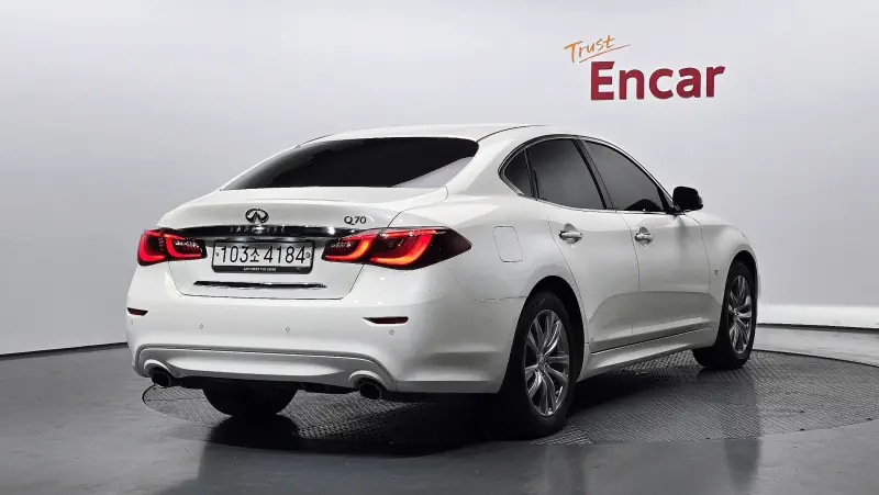 Infiniti Q70