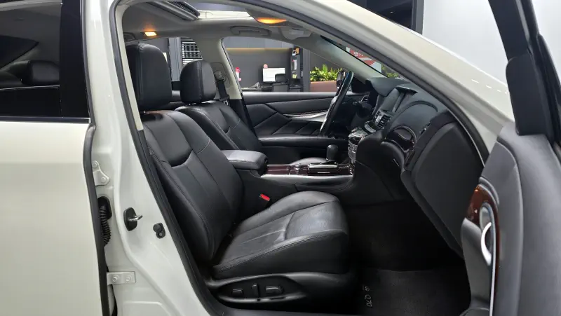 Infiniti Q70