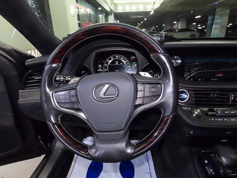 Lexus LS