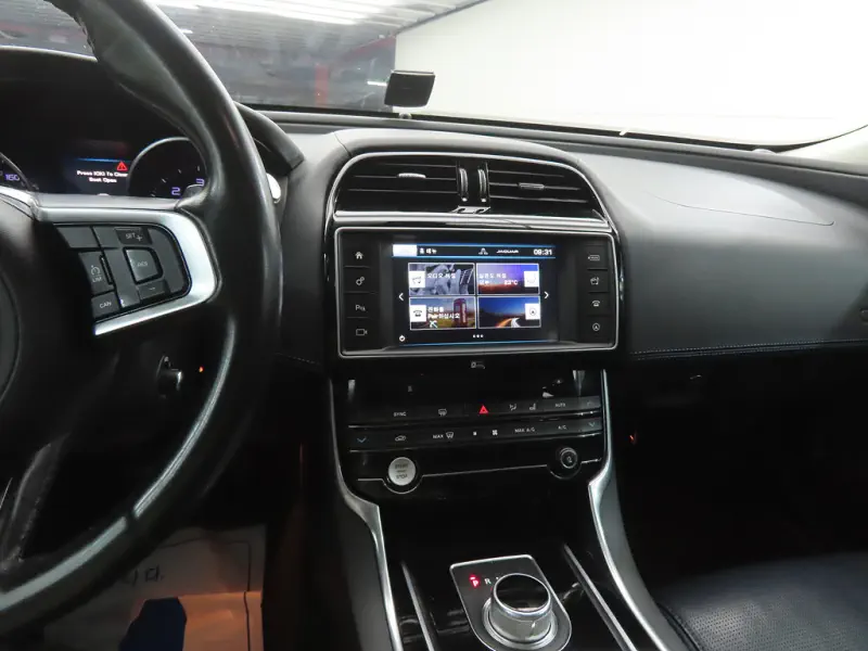 Jaguar XE