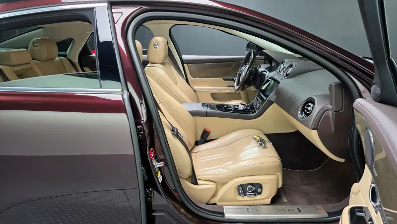 Jaguar XJ