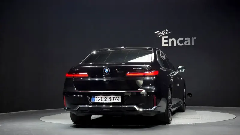 BMW i7