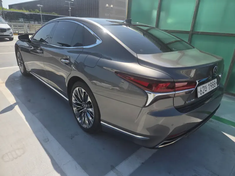 Lexus LS