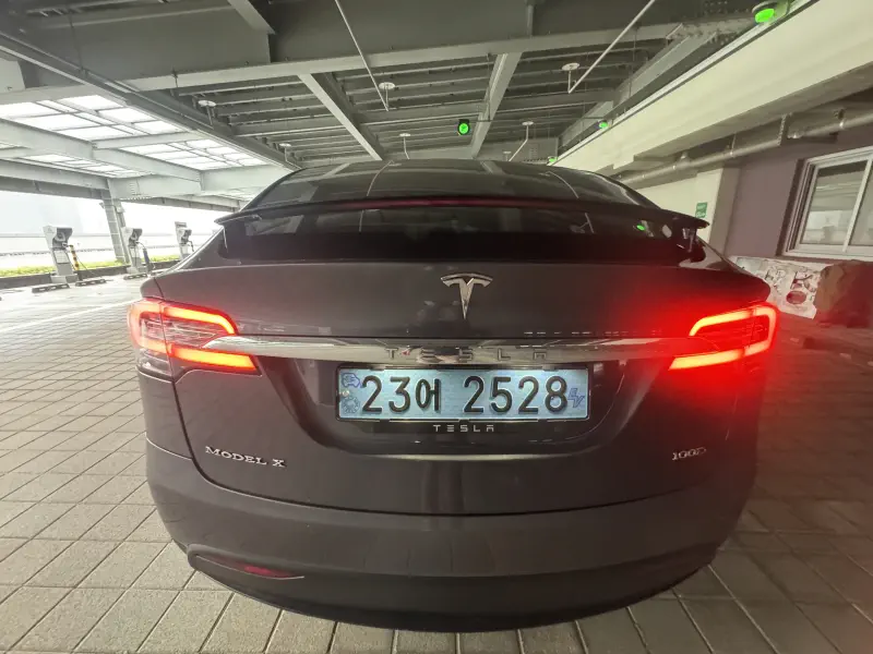 Tesla MODEL X