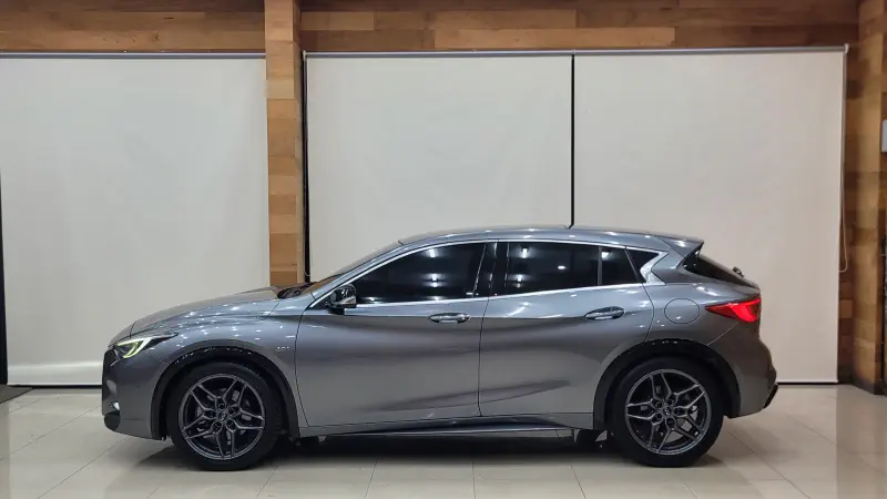 Infiniti Q30