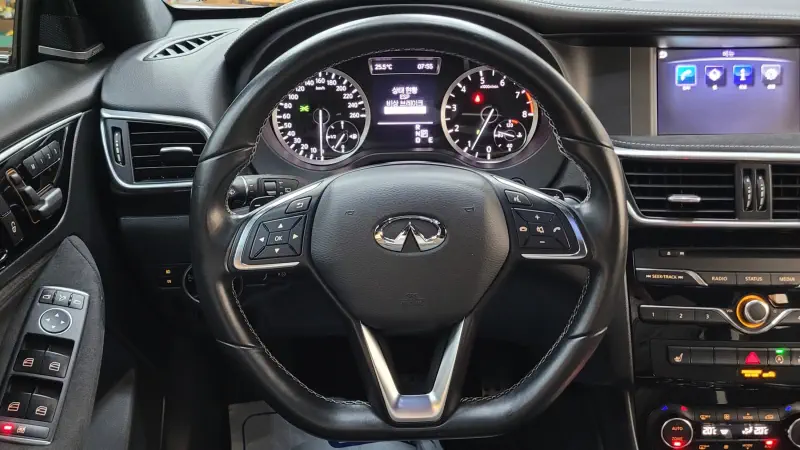 Infiniti Q30