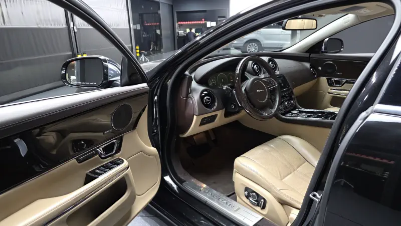Jaguar XJ