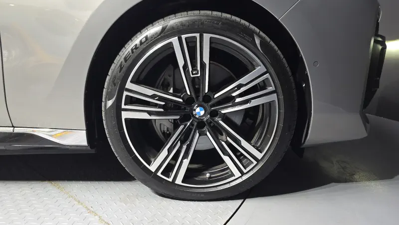 BMW i7